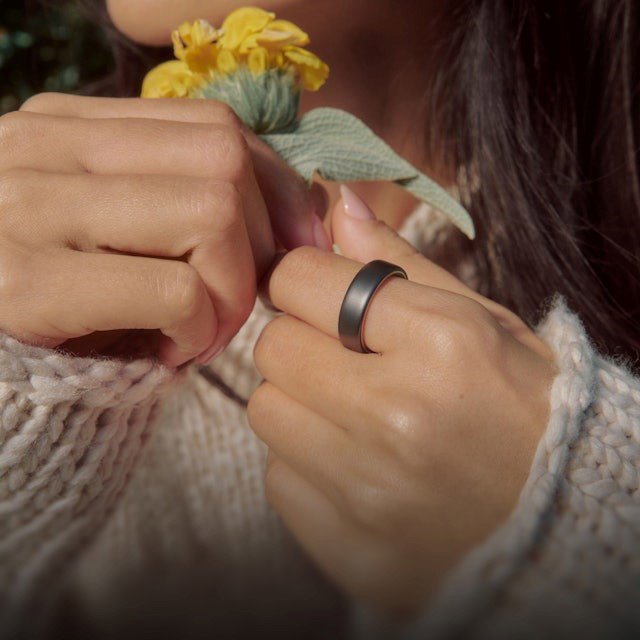 TechDogs-"What Is Oura Ring 5?"-"An Image Showing The Oura Ring 5 Stealth Color Smart Ring Design"