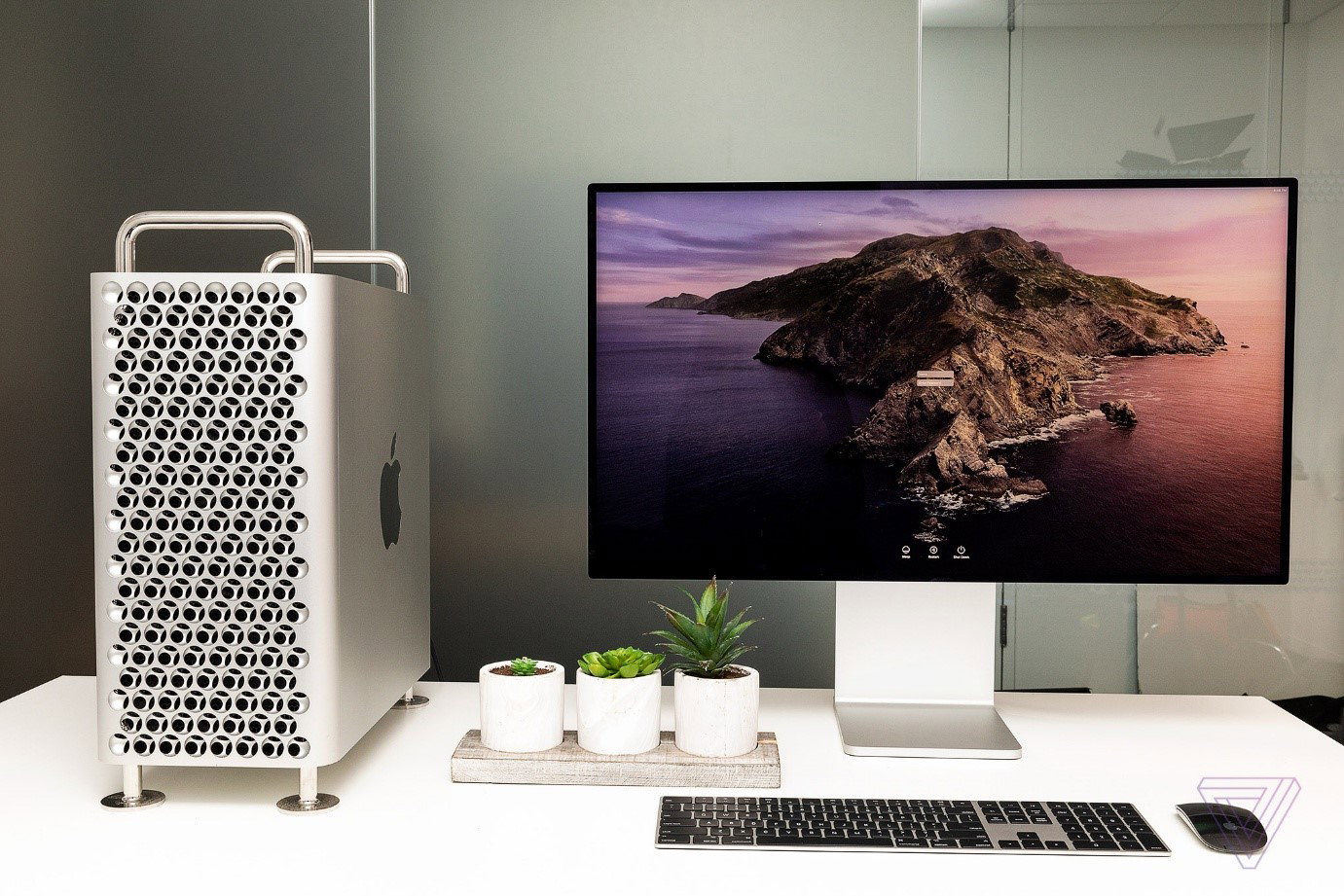 TechDogs-"Why Did The Mac Pro’s Design Fail?"-"An Image Of The Mac Pro Setup"