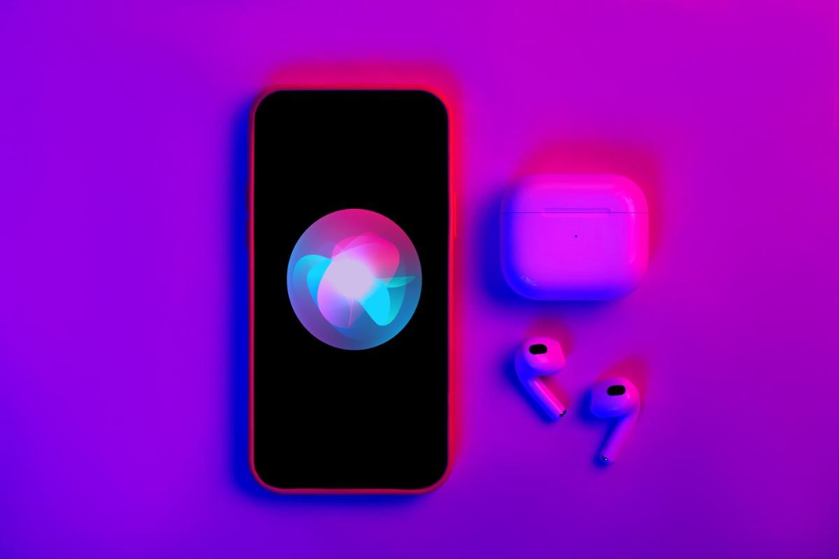 TechDogs-"How Siri Could Use Visual Context"-"Apple's Siri And AirPods"
