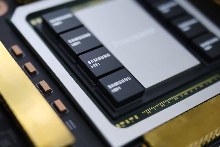 TechDogs-"Samsung Says HBM4 Feedback Is Strong As The AI Memory Race Tightens"-"Samsung HBM Memory Chips Highlight Intensifying AI Memory Race As HBM4 Competition Heats Up In 2026"